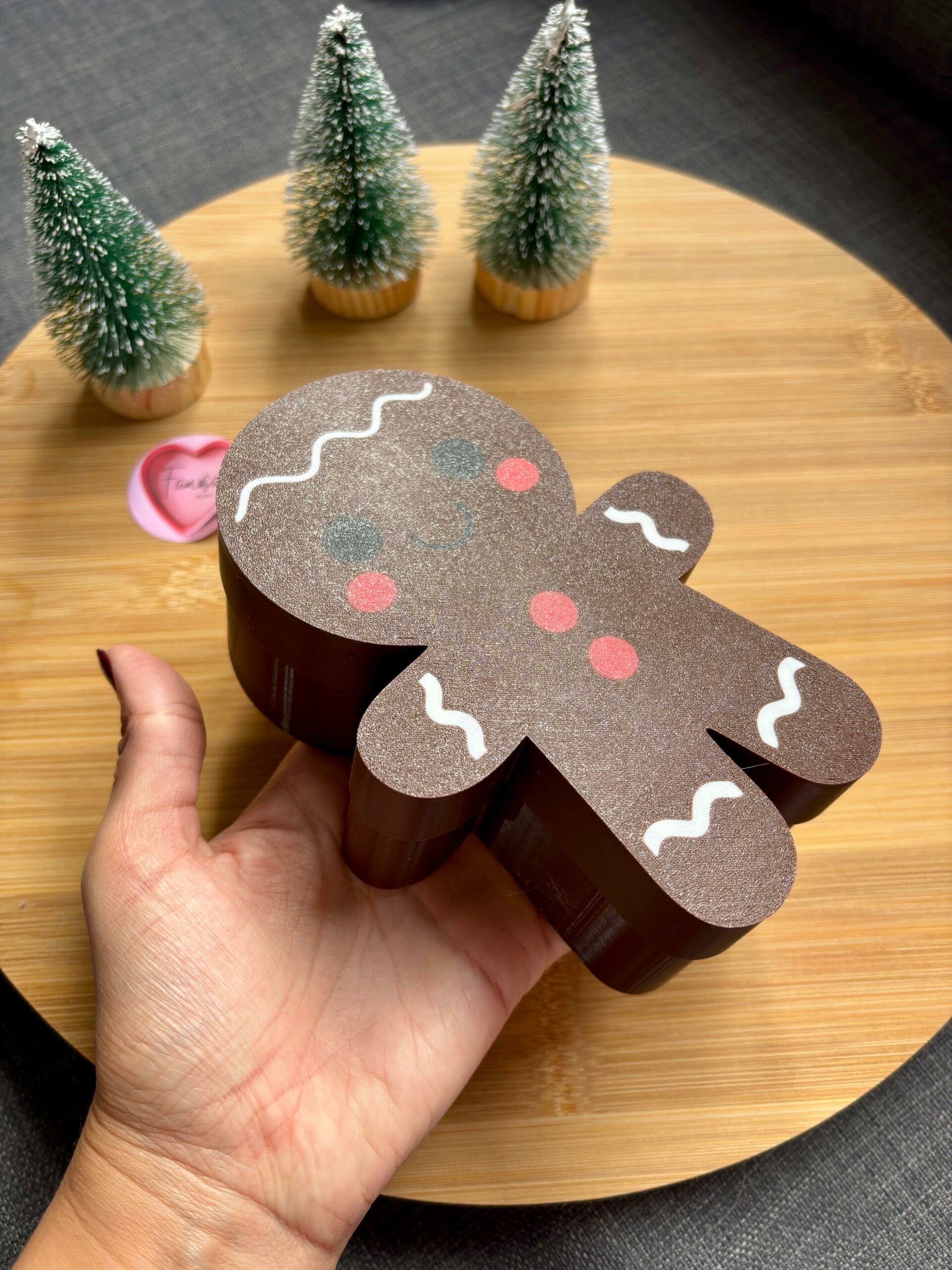 Cofre Navideño en Forma de Muñeco de Jengibre – 15 x 10 x 5 cm - Imagen 3